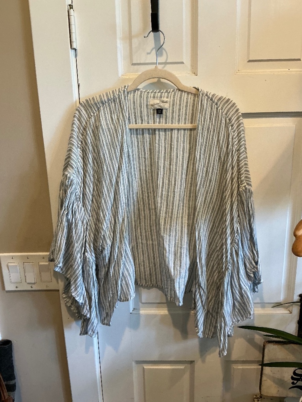 Universal Thread short kimono wrap top! Brand new w/o tags. One Size fits all!